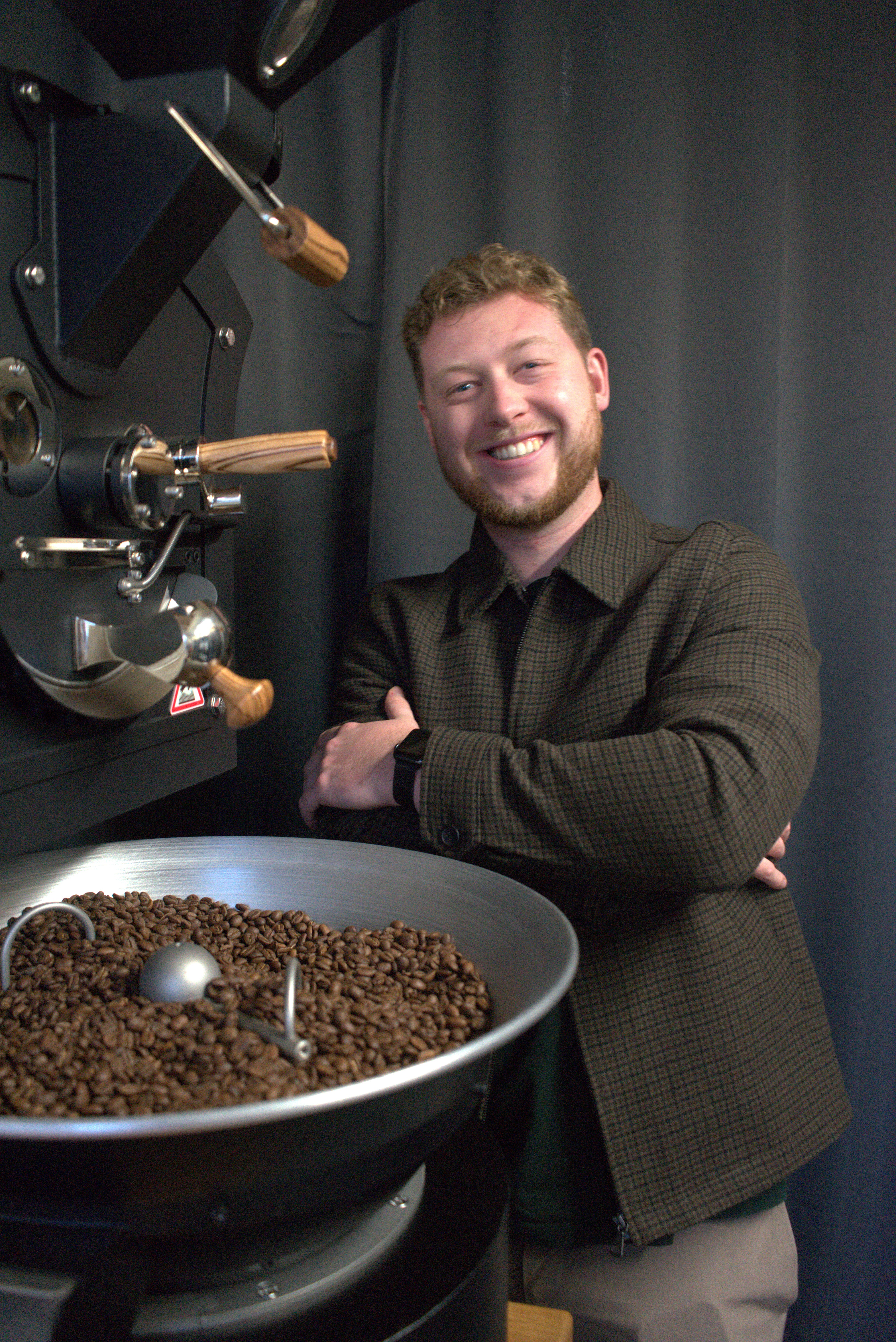 Mark bij zijn koffiebrander